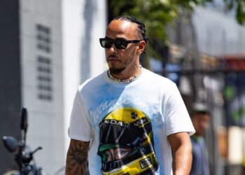 Hamilton com camisa de Ayrton Senna no Brasil