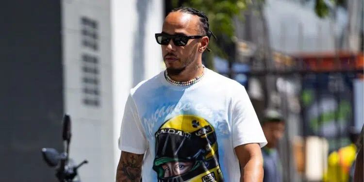 Hamilton com camisa de Ayrton Senna no Brasil