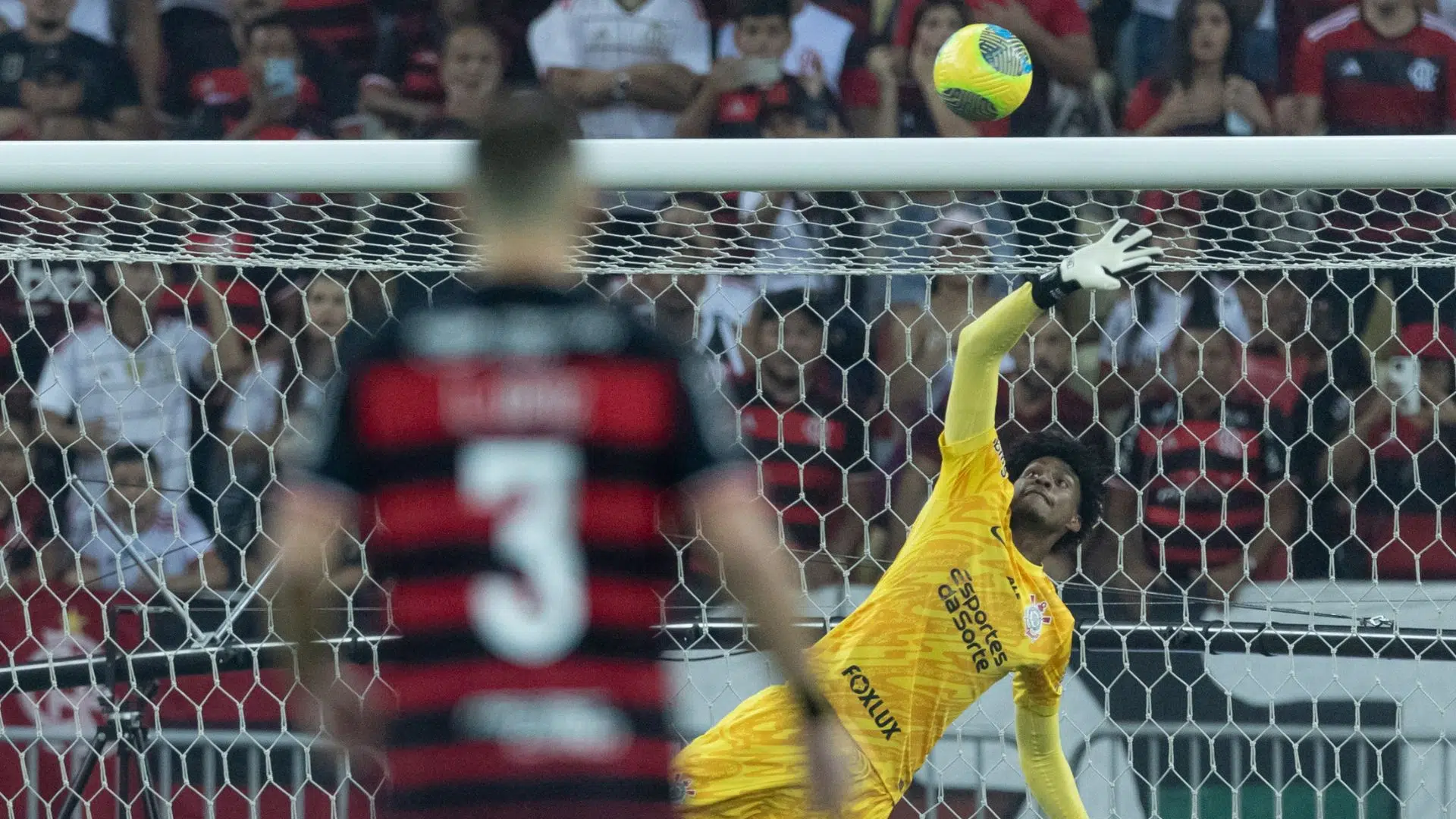 Hugo Souza em ação contra o Flamengo, pela semifinal da Copa do Brasil 