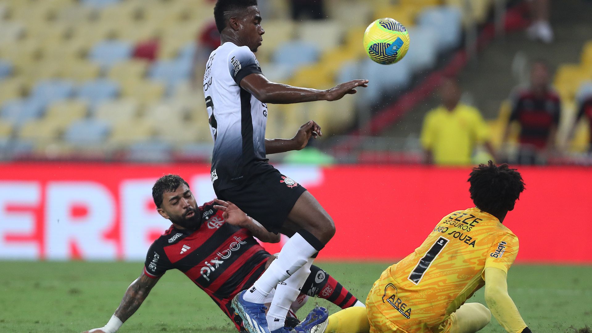 Hugo Souza foi destaque do Corinthians contra o Flamengo
