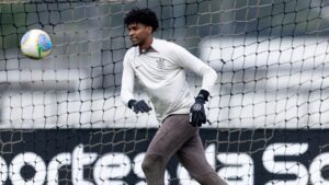 Hugo Souza durante treinamento do Corinthians