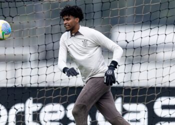 Hugo Souza durante treinamento do Corinthians