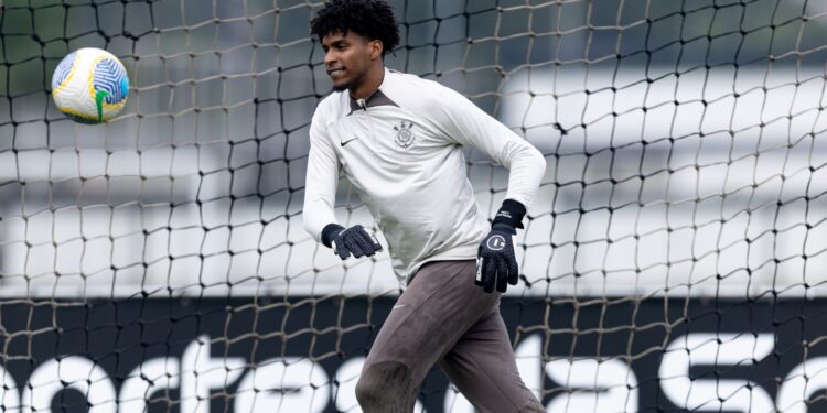 Hugo Souza durante treinamento do Corinthians