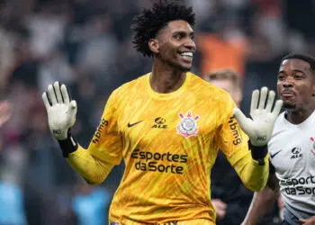 Hugo Souza em partida pelo Corinthians