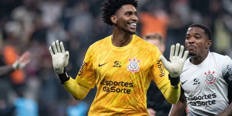 Hugo Souza em partida pelo Corinthians