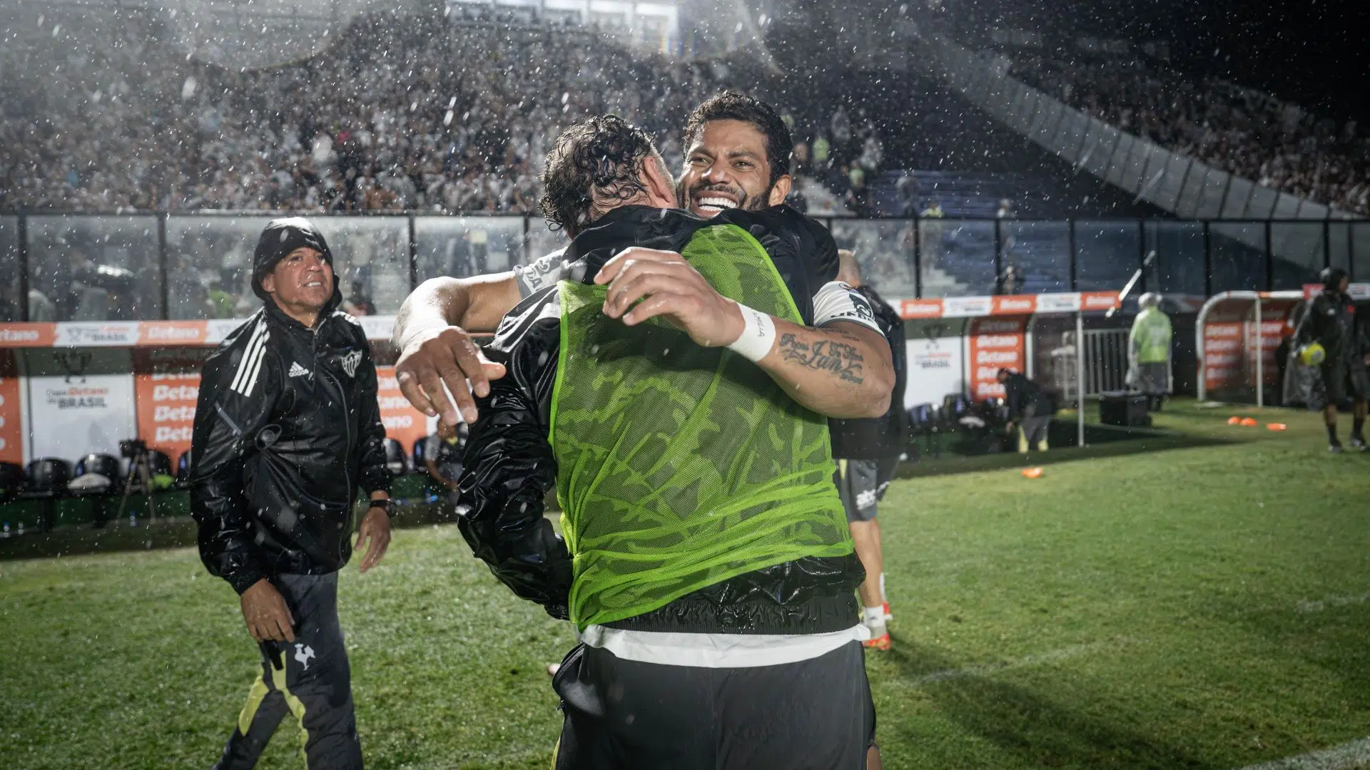 Hulk e Gabriel Milito se abraçando após a classificação para a final da Copa do Brasil 