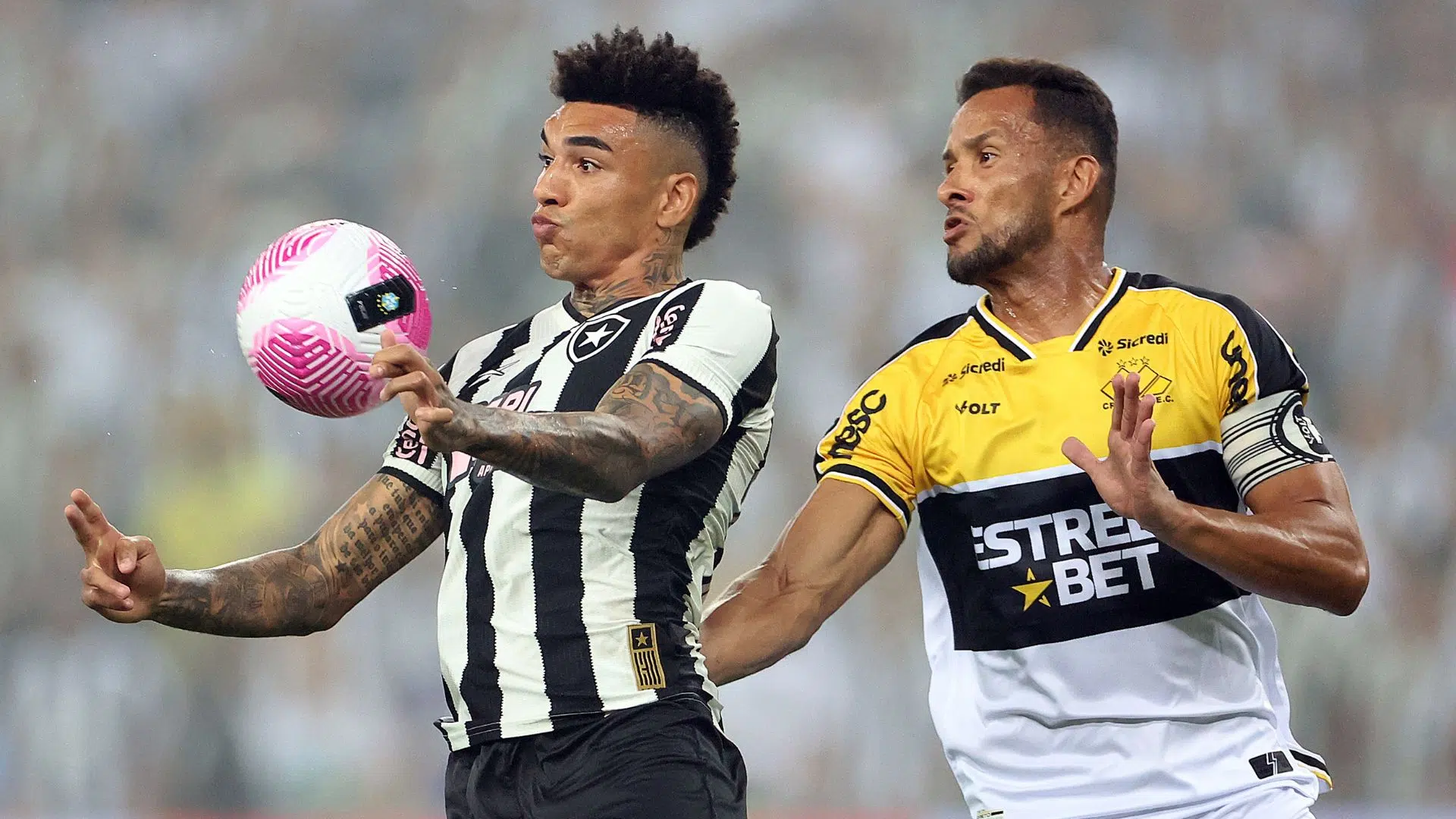 Igor Jesus dominando bola no peito, contra o Criciúma