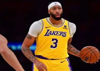 Anthony Davis quer trocar de posição e Lakers precisa de pivôs