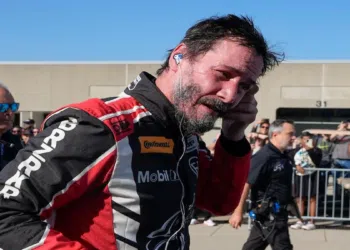 Keanu Reeves fez sua estreia profissional no automobilismo! Veja
