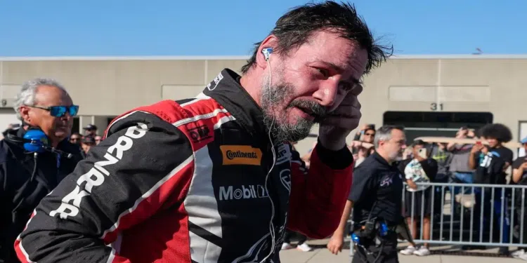 Keanu Reeves fez sua estreia profissional no automobilismo! Veja