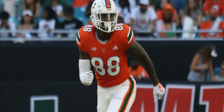 Jogador de futebol americano agride ex-namorada e é preso