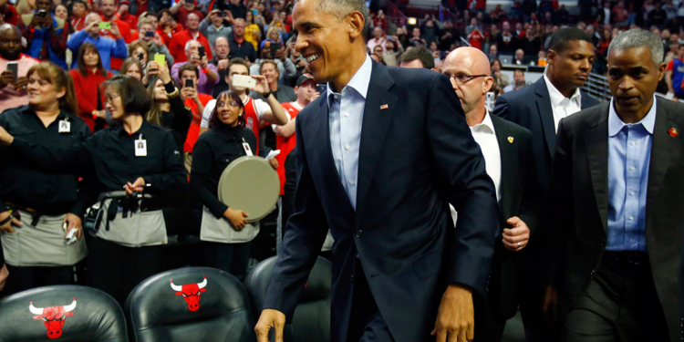 Barack Obama monta seu quinteto ideal da história da NBA; Veja