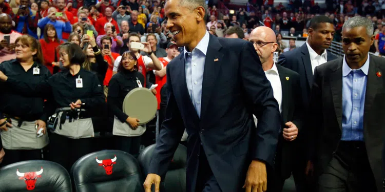 Barack Obama monta seu quinteto ideal da história da NBA; Veja