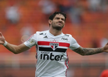 Ex-jogador afirma que Pato perdeu espaço por falta de empenho