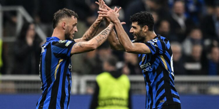 Jogadores da Inter de Milão comemorando a goleada na Champions League