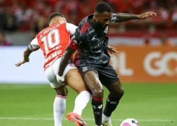 Alan Patrick, do Internacional, disputando posse de bola com Gerson, do Flamengo