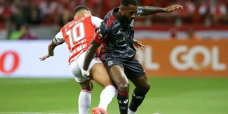 Alan Patrick, do Internacional, disputando posse de bola com Gerson, do Flamengo