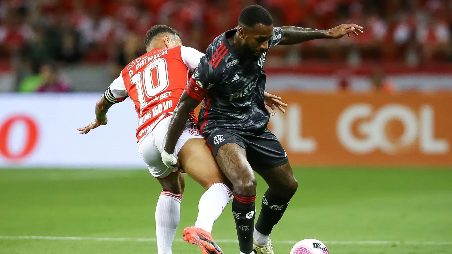 Alan Patrick, do Internacional, disputando posse de bola com Gerson, do Flamengo