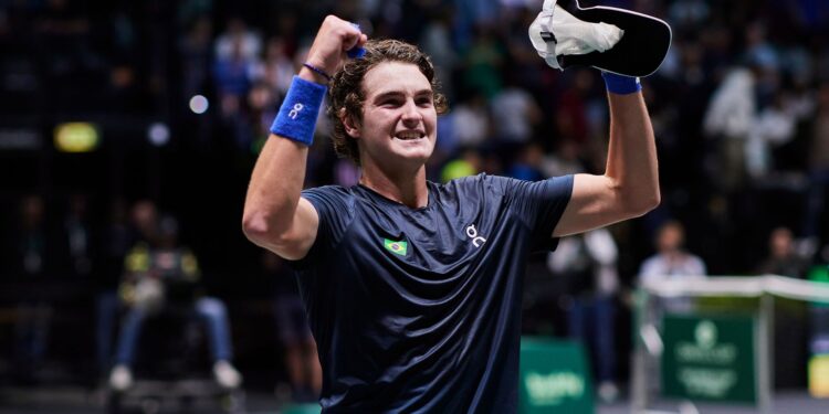 João Fonseca comemorando ponto na Copa Davis