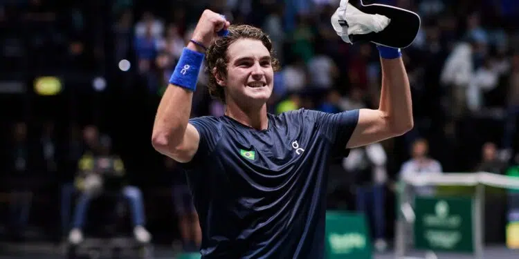 João Fonseca comemorando ponto na Copa Davis