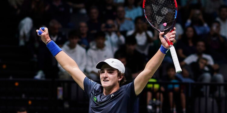 João Fonseca comemorando vitória na Copa Davis