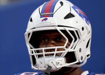 Jogador da NFL é suspenso por violência doméstica