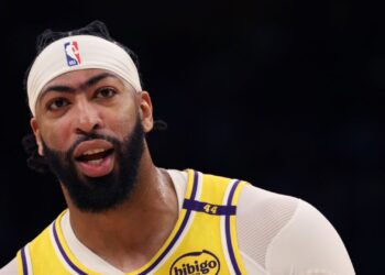 Anthony Davis em ação na partida dos Lakers na NBA