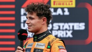 Lando Norris nos boxes da Fórmula 1