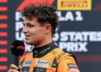 Lando Norris nos boxes da Fórmula 1