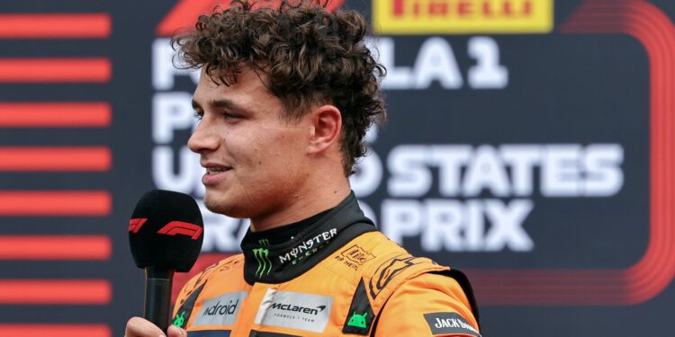 Lando Norris nos boxes da Fórmula 1