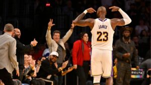 LeBron James apontando para a cabeça ao comemorar ponto em jogo dos Lakers na NBA