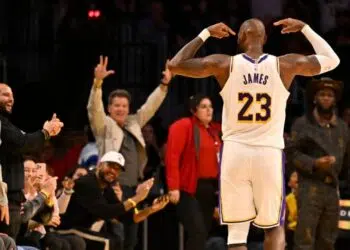 LeBron James apontando para a cabeça ao comemorar ponto em jogo dos Lakers na NBA