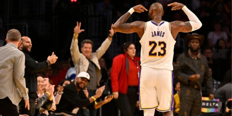 LeBron James apontando para a cabeça ao comemorar ponto em jogo dos Lakers na NBA