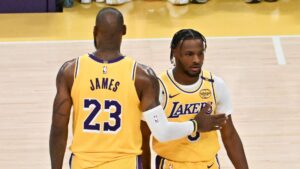 LeBron James e Bronny James, lado a lado, defendendo o Los Angeles Lakers na NBA