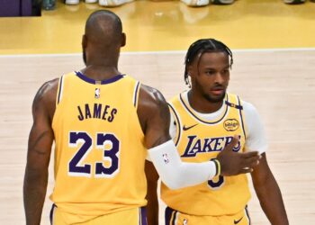 LeBron James e Bronny James, lado a lado, defendendo o Los Angeles Lakers na NBA
