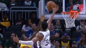 LeBron james leva toco de Antetokounmpo