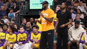 LeBron James acompanhando a pré-temporada do Los Angeles Lakers