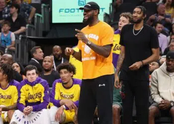 LeBron James acompanhando a pré-temporada do Los Angeles Lakers