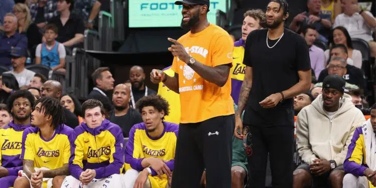 LeBron James acompanhando a pré-temporada do Los Angeles Lakers