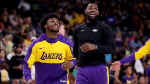 LeBron James joga com filho e faz história na NBA