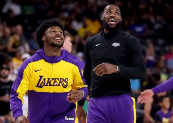 LeBron James joga com filho e faz história na NBA