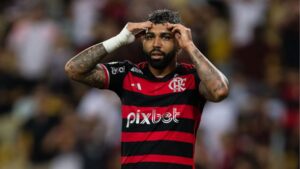 Alvo de Leila Pereira, Gabigol com as mãos na cabeça lamentando jogada do Flamengo