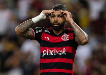 Alvo de Leila Pereira, Gabigol com as mãos na cabeça lamentando jogada do Flamengo