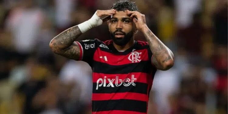 Alvo de Leila Pereira, Gabigol com as mãos na cabeça lamentando jogada do Flamengo