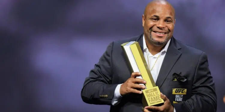 Lenda do UFC fala sobre Alex Poatan após nova vitória