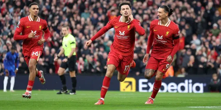 Curtis Jones comemorando o segundo gol do Liverpool