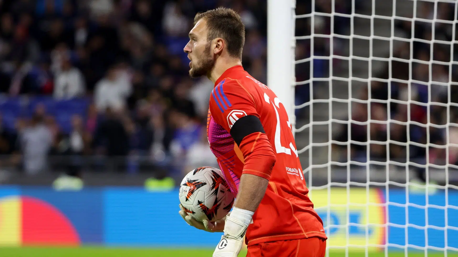 Lucas Perri em ação na derrota do Lyon para o Besiktas 