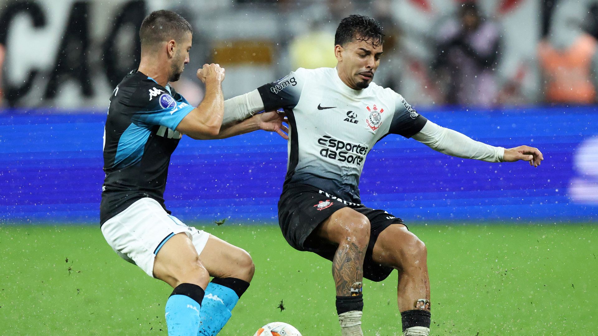 Luciano Vietto em ação contra o Corinthians, em disputa com Matheus Bidu