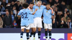 Rico Lewis, Matheus Nunes, Haaland e Savinho comemorando a vitória do Manchester City