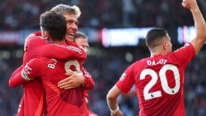 Hojlund e Bruno Fernandes comemorando segundo gol do Manchester United